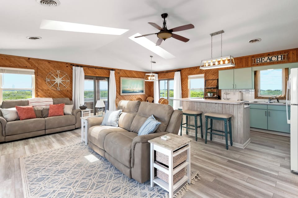 SN3935: Runnin' Down A Dream | Top Level Living Area