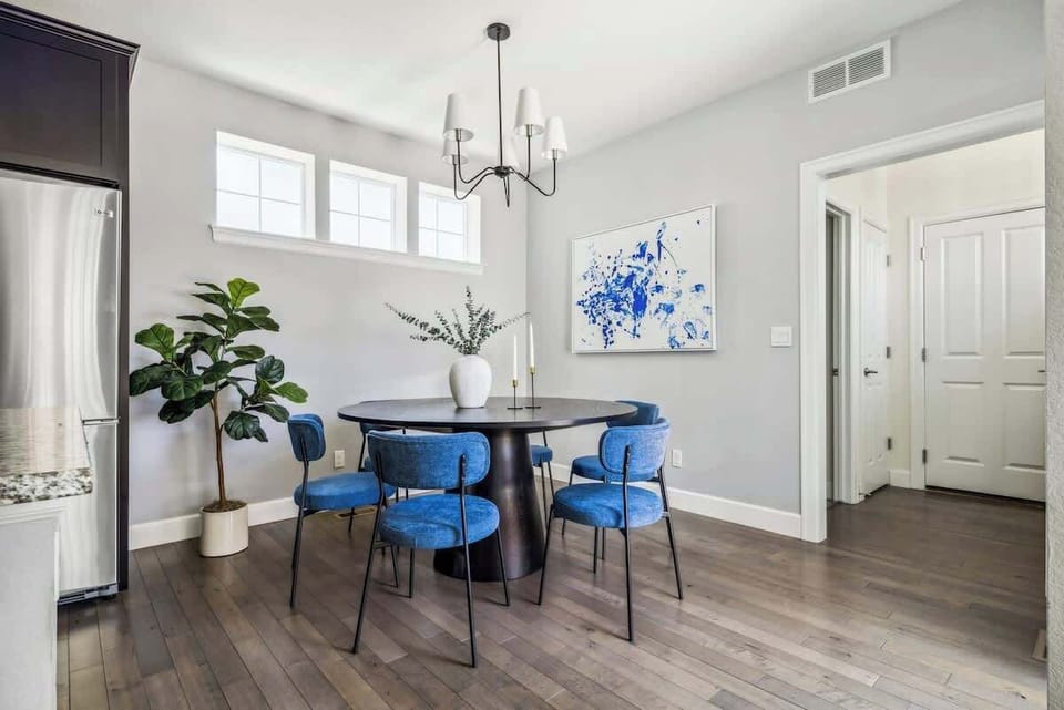 Dining area seats 6