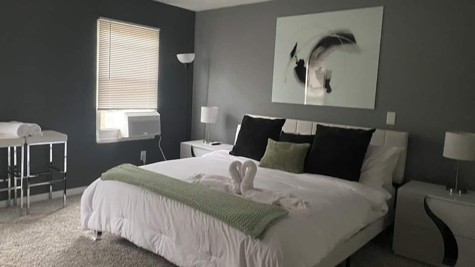 Bedroom 1 - King Bed