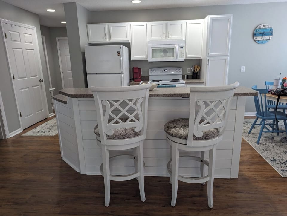 Kitchen Bar (Old Appliances)
