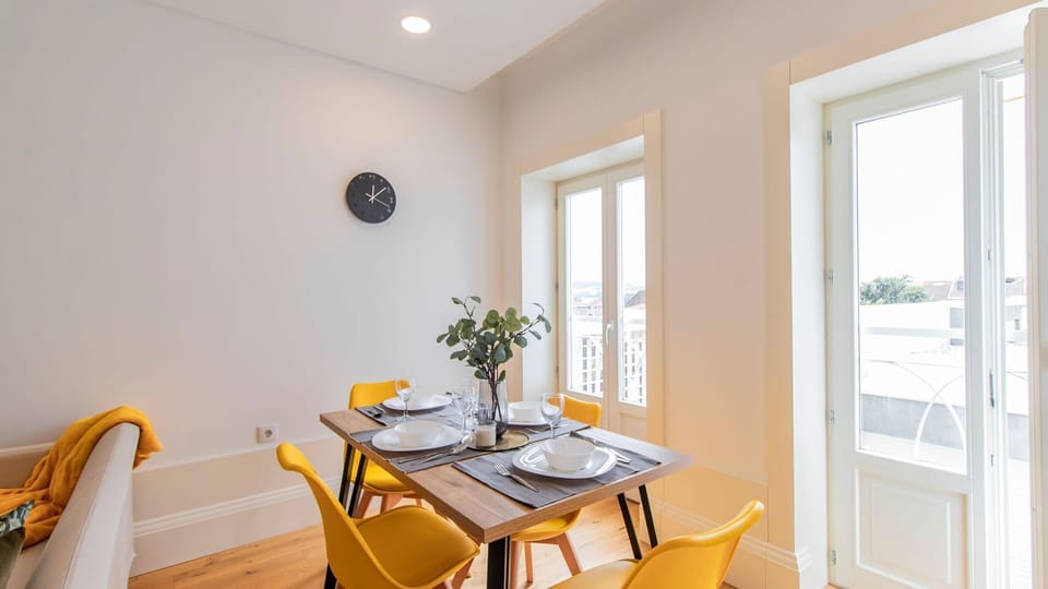 Gather around the dining table, adorned with tasteful decor, and bask in the cozy ambiance of this inviting space. #lovely #airbnbporto