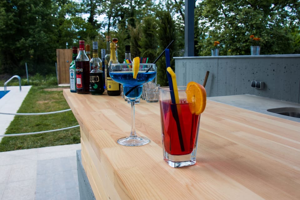 Drinks by the pool - Exterior notes 