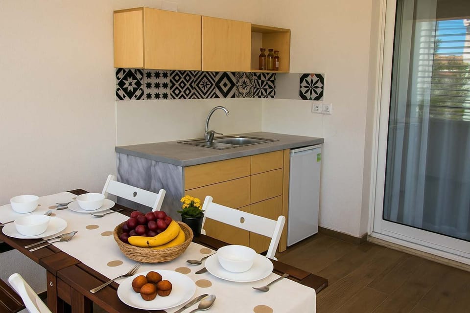 Kitchenette and dining space (lower floor) – Compact area with dining table and appliances.

