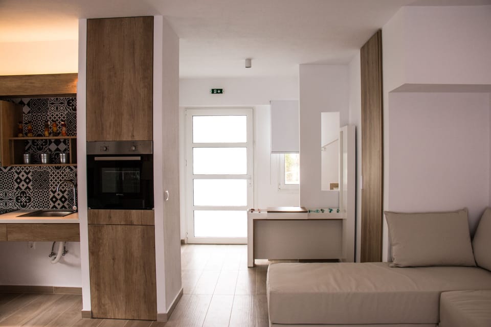 Neutral-toned lounge and workspace – Ideal for working or relaxing indoors.

