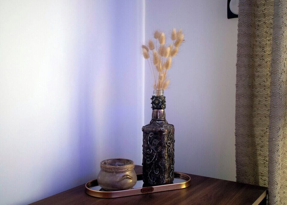 Rustic Vase and Ceramic Decor Details
A close-up on thoughtful decorative pieces that personalize your stay.