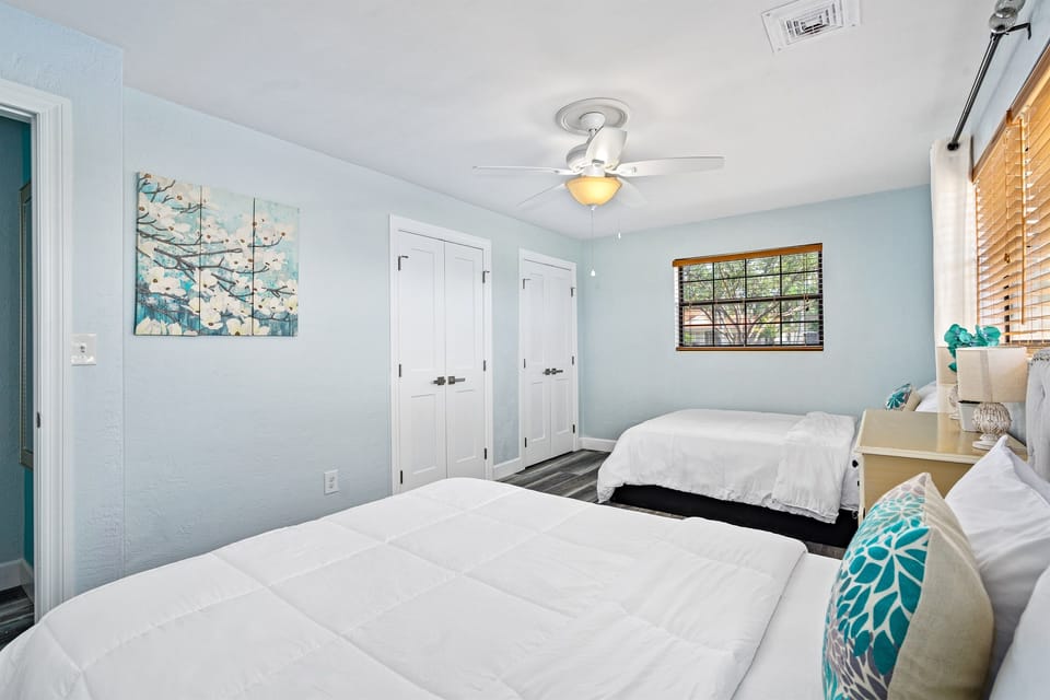 Bedroom 3 - 2 queen beds 