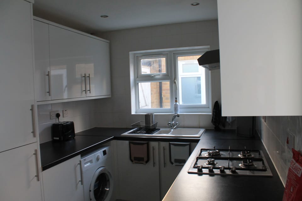 Kitchen (wide angle)
