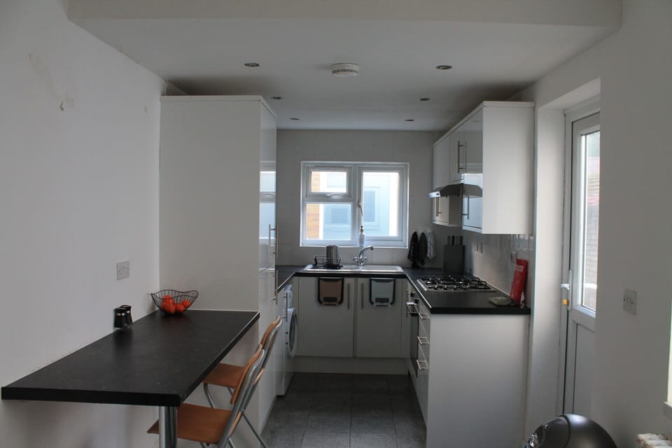 Kitchen (long angle)