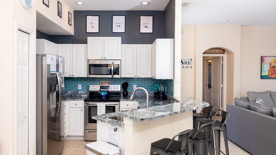 kitchen with full size appliances