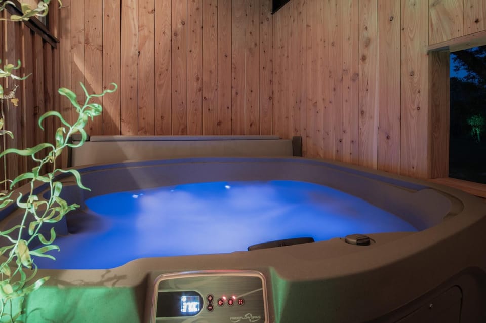 Indoor spa tub