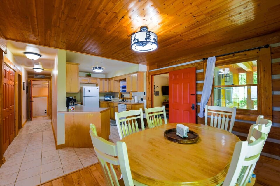 Dining Area: Perfect for Enjoyable Meals and Quality Time Together.