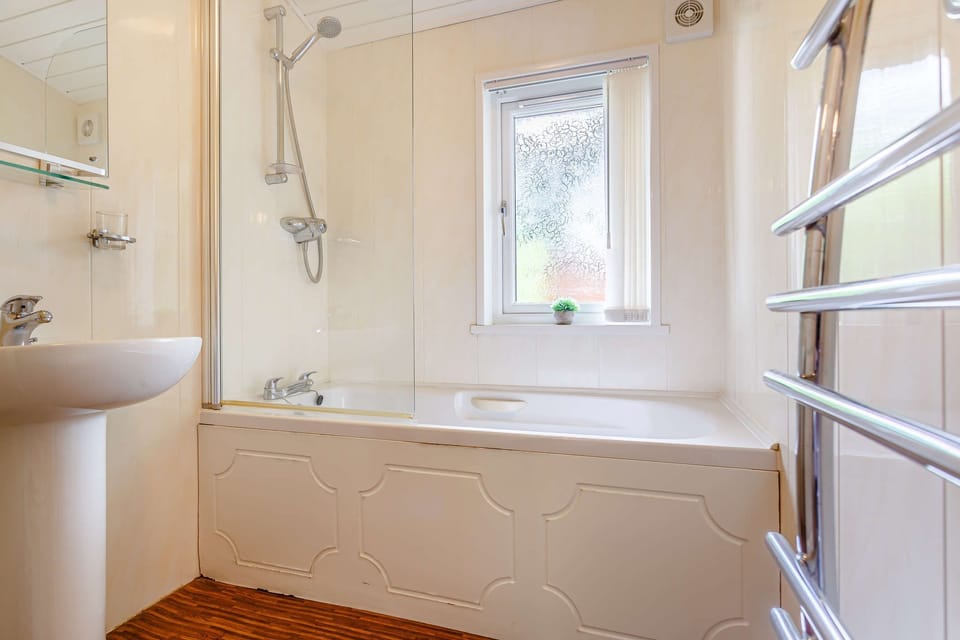 Kingham Lodge Bathroom