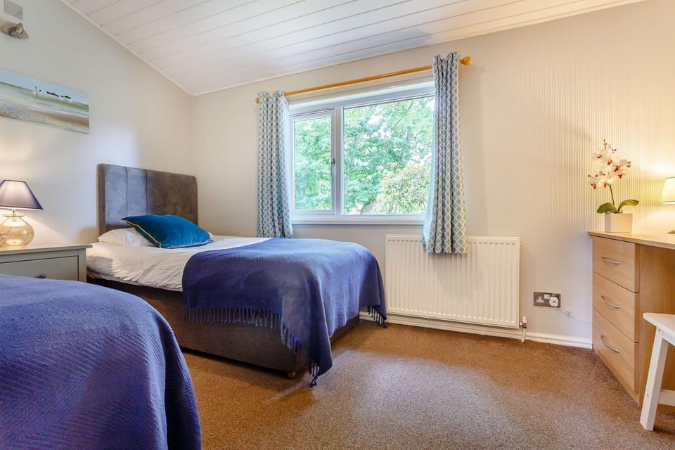 Kingham Plus Lodge Twin Bedroom