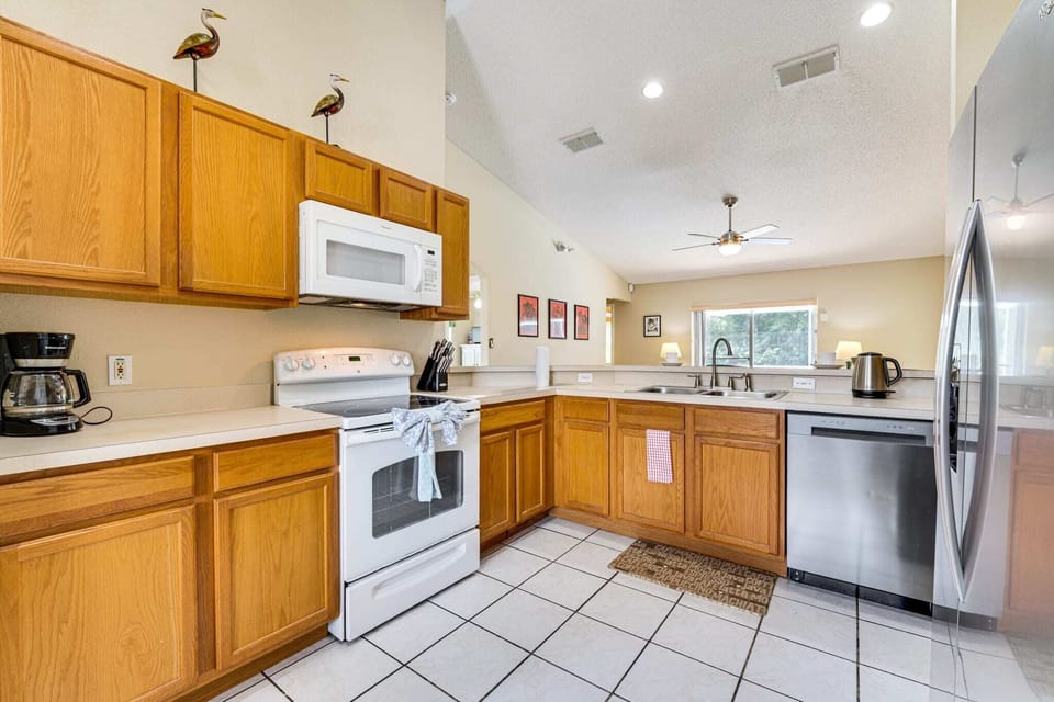 Full kitchen with everything you need to cook 