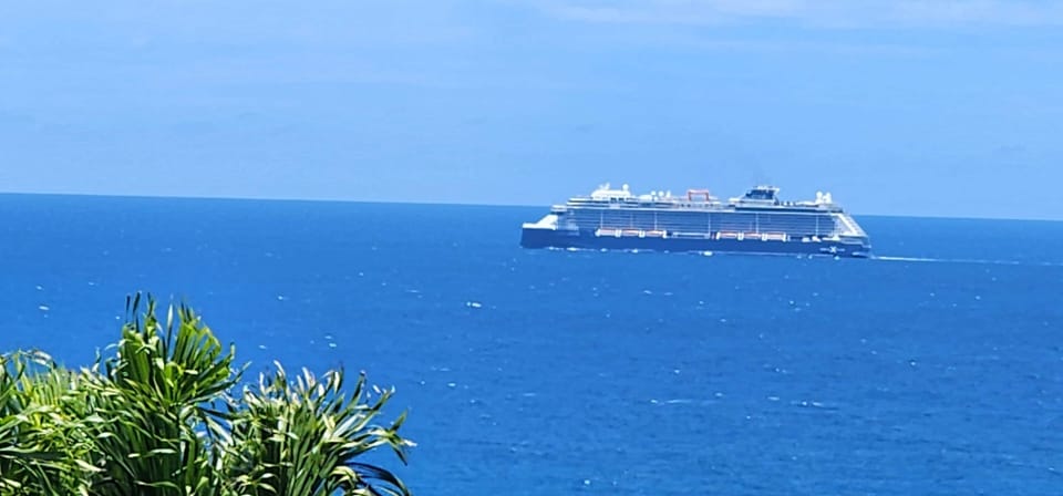 Ship heading to Na Pali coast