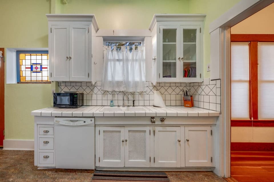 Quaint, well-equipped kitchen with all major appliances