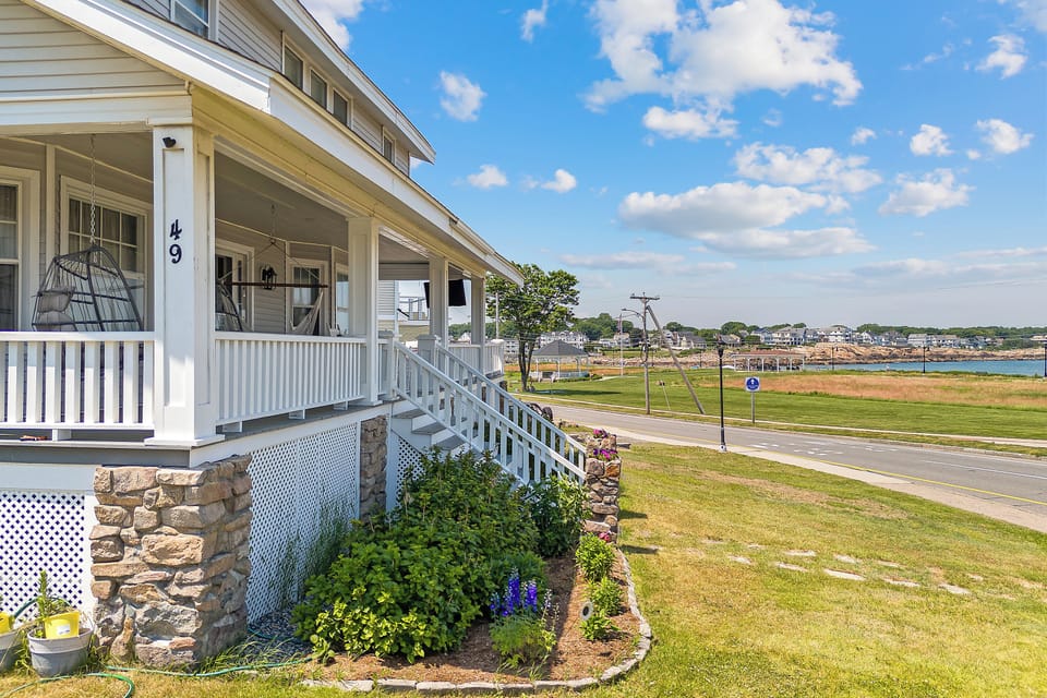 Right on the bend - near two beaches!