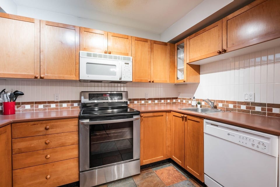Full kitchen: High-end appliances