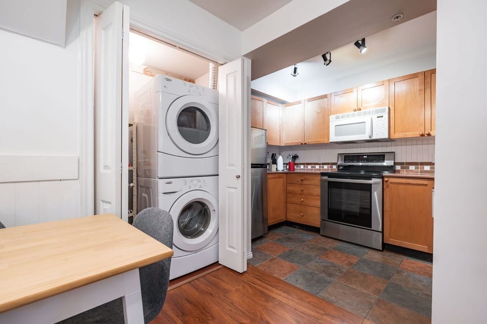 Laundry area: Washer/dryer