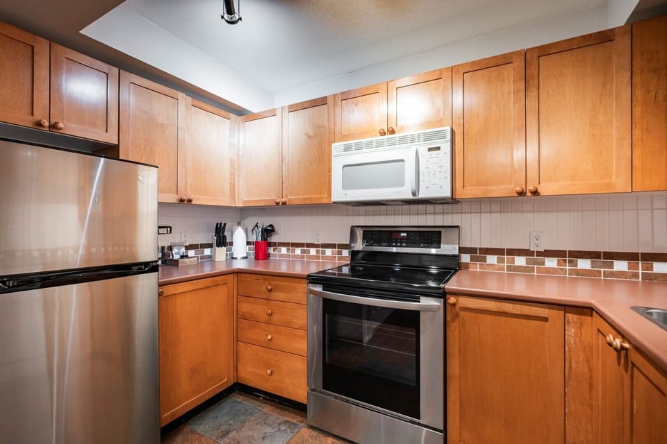 Full kitchen: High-end appliances