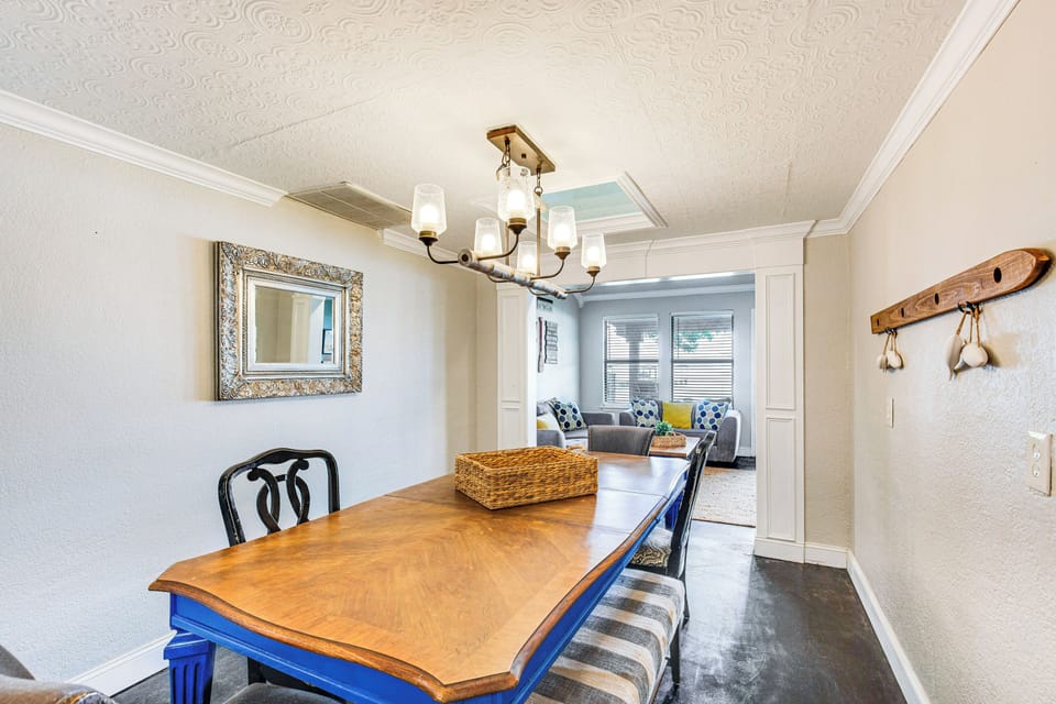 Dining Area | Dishware/Flatware Provided