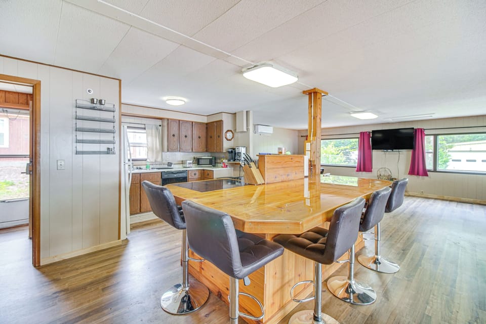 Cabin Interior | Central Air Conditioning/Heat | Free WiFi