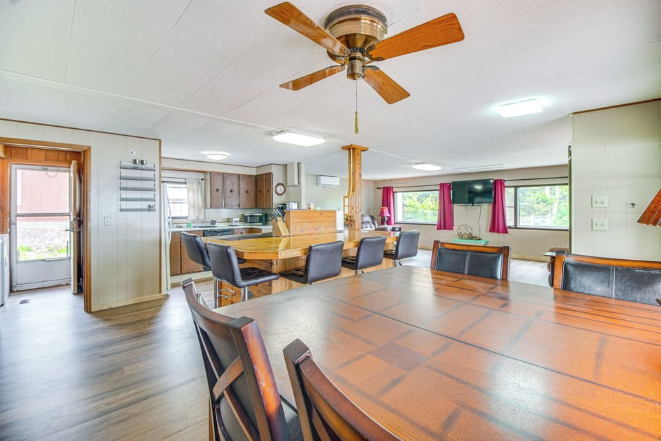 Dining Area | Dishware/Flatware Provided