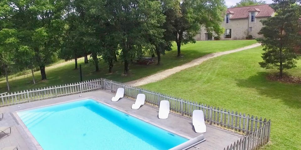 Le confort d'une piscine chauffée pès de Sarlat la Caneda en Dordogne