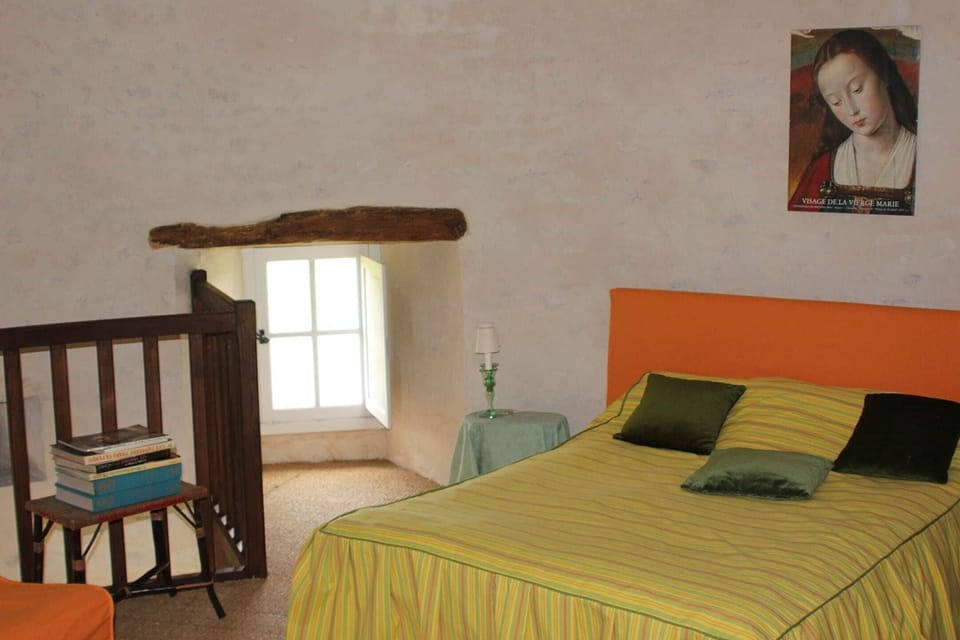 Dans la tour : chambre à lit double