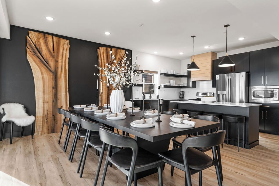 Seating for 12 around the dinner table!