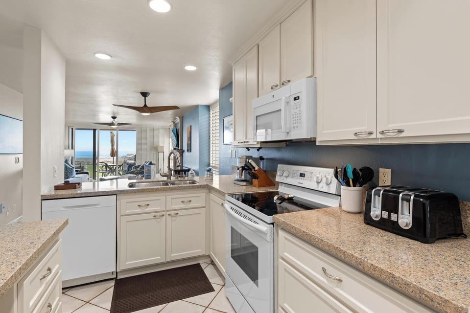 Create lasting memories while cooking your favorite vacation dish in this fully stocked kitchen