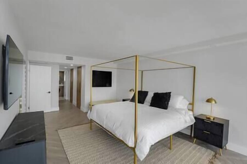 Master bedroom suite, king bed, tv, balcony access, bathroom