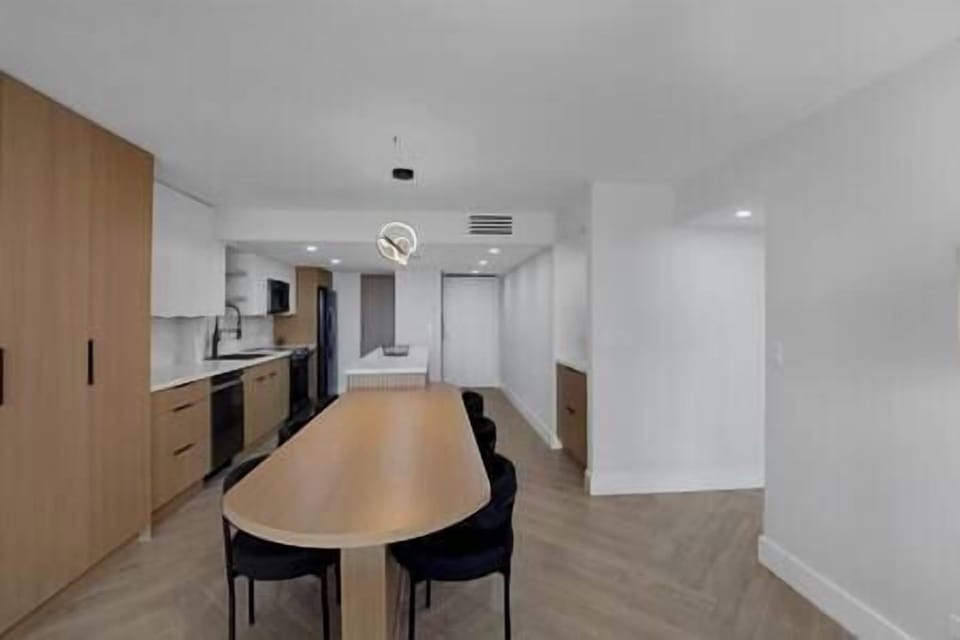 Fully equipped kitchen, coffee bar, seating for 6.