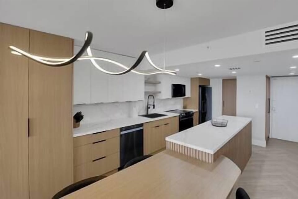 Fully equipped kitchen, dining area with seating for 6