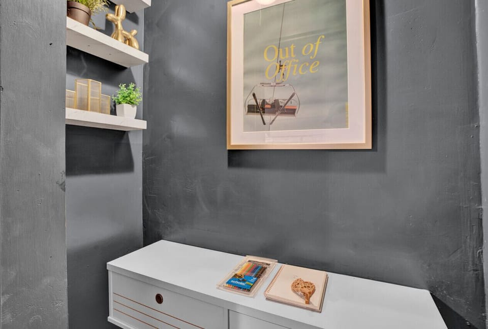 Leave a message at our Ski Après - Out of Office dedicated workspace.