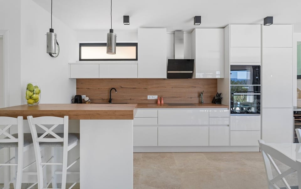 Fully equipped kitchen with a kitchen island