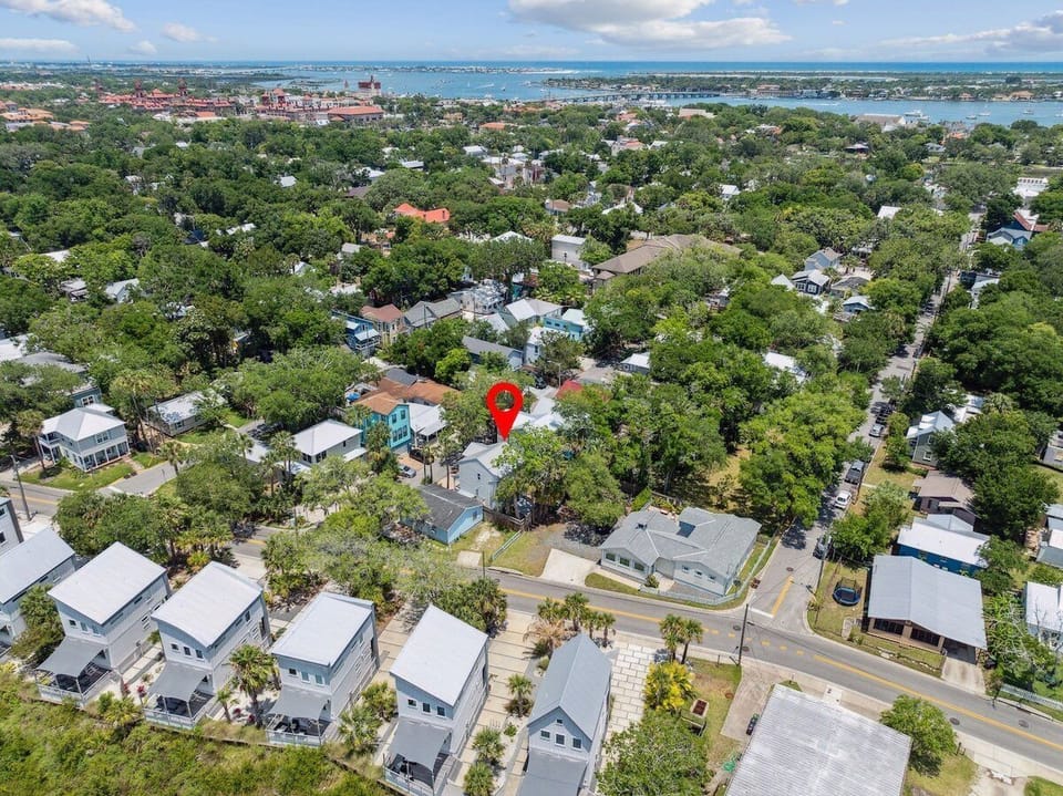 The home is 12-mins from the Lightner Museum, Flagler College, and many more historical landmarks. Walk to the hottest bars restaurants, and other main attractions easily.