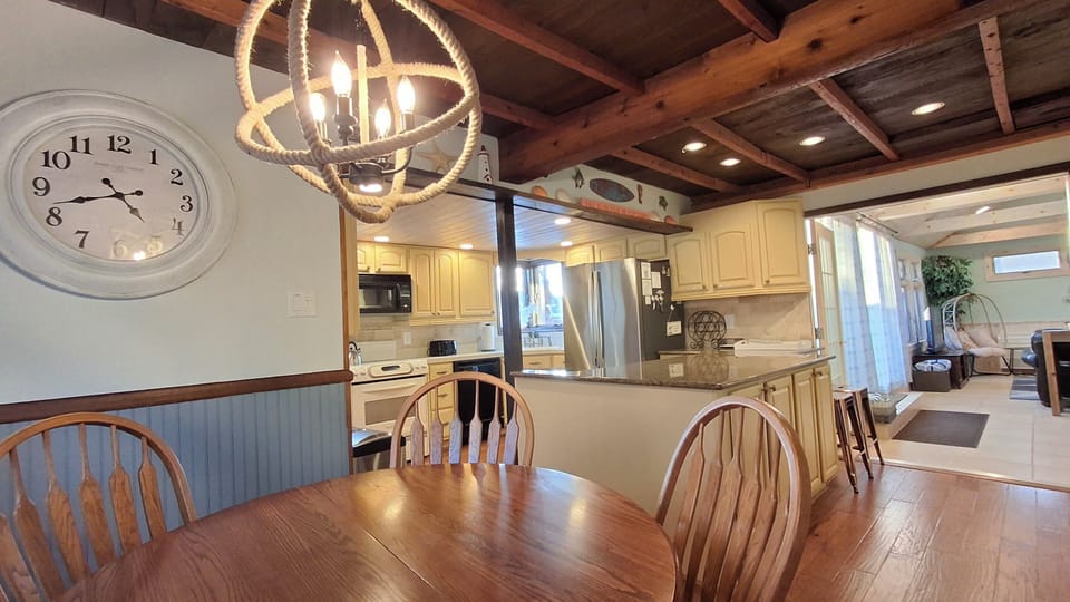 Breakfast Nook
Please note, breakfast nook table now has bench seating!