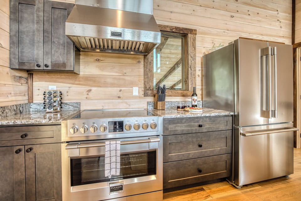 High-end appliances, you will LOVE cooking in this kitchen!