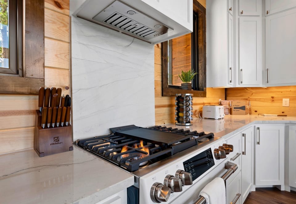 Cook up a storm with this modern stove and handy knife set, perfectly placed for all your culinary needs.