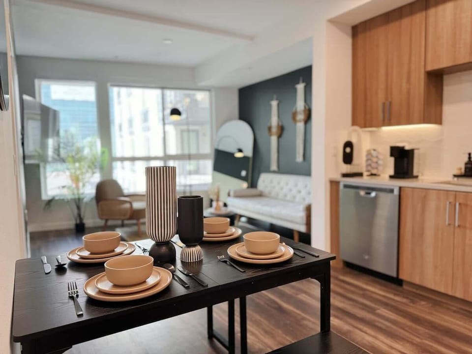 Fully equipped apartment with a dining table for 4, ideal for long term stays