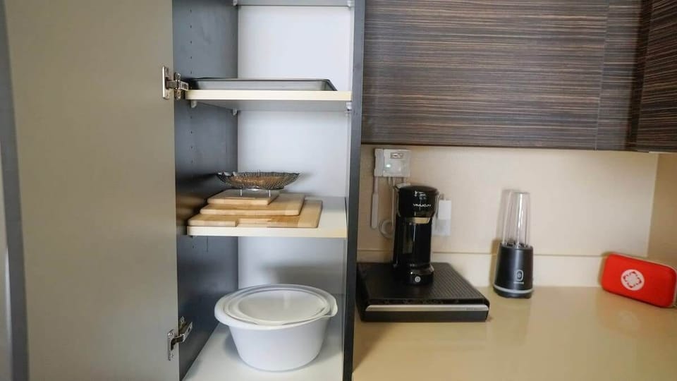 Discover your culinary haven: A fully equipped kitchen awaits with all the essentials – microwave, stovetop, oven, coffee machine, and more!