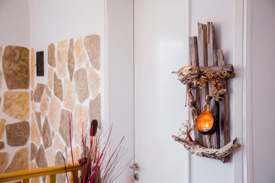 Interior Decor Featuring Exposed Stonework and Handmade Details
Traditional textures meet thoughtfully chosen decor elements.