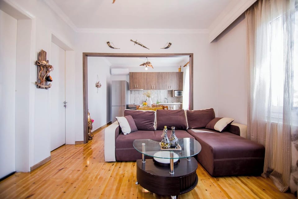 Comfortable Sitting Area with Coffee Table and Decorative Accents
Thoughtfully arranged for relaxed mornings, afternoon coffee, or evening chats.