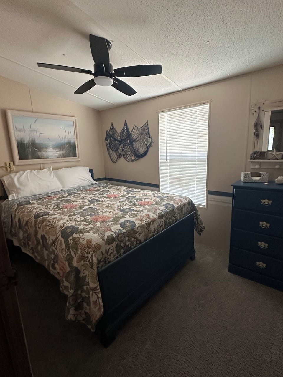 Second bedroom. Queen size bed.