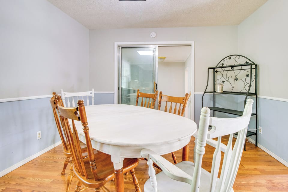 Dining Area | Dishware & Flatware Provided