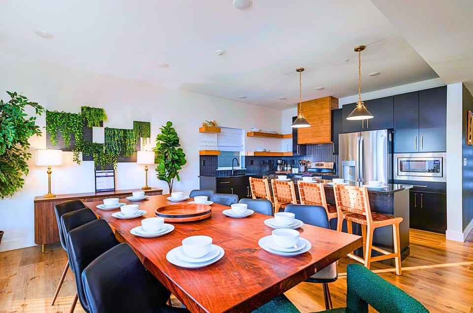 Big meals and even bigger memories—there’s space for the whole group at the table, with a high chair ready for the littlest guest.