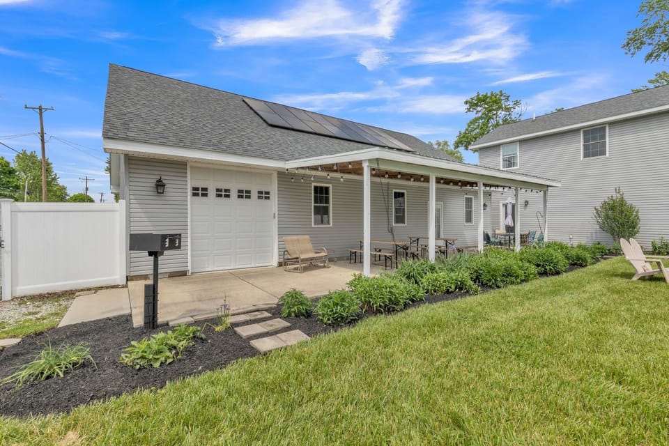 Private Fenced in Backyard Seating, BBQ Grill, Firepit Seating, Dining for 13