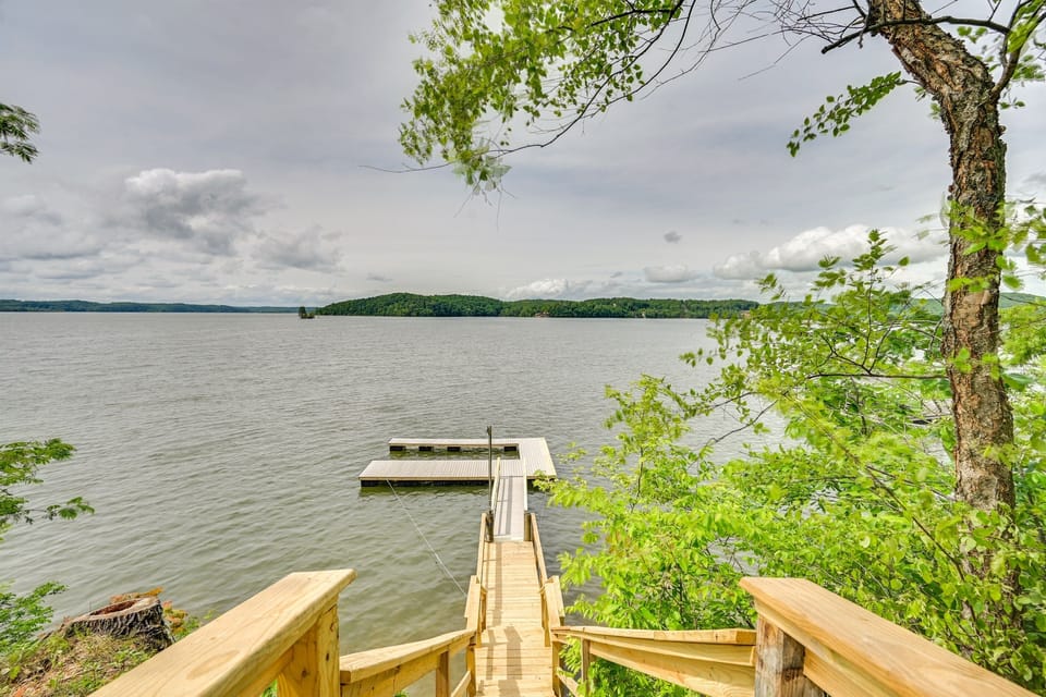 Lakefront, 300' of lake frontage, lake access, lake view Private Boat Dock