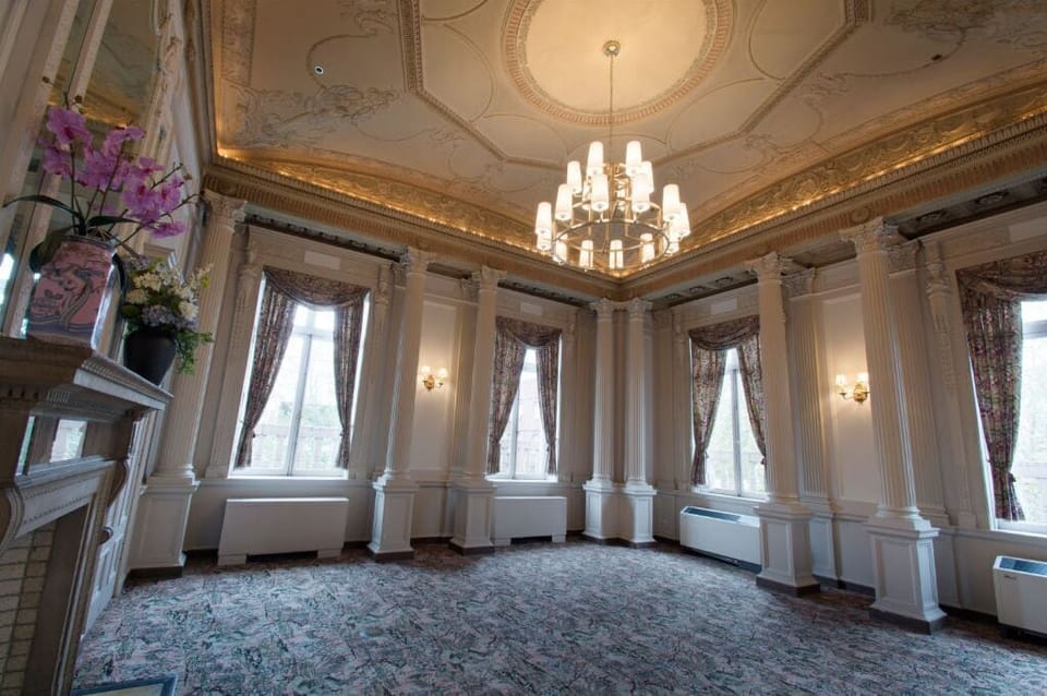 Hold successful meetings in this sophisticated space with ornate ceilings, elegant chandeliers, and ample natural light.